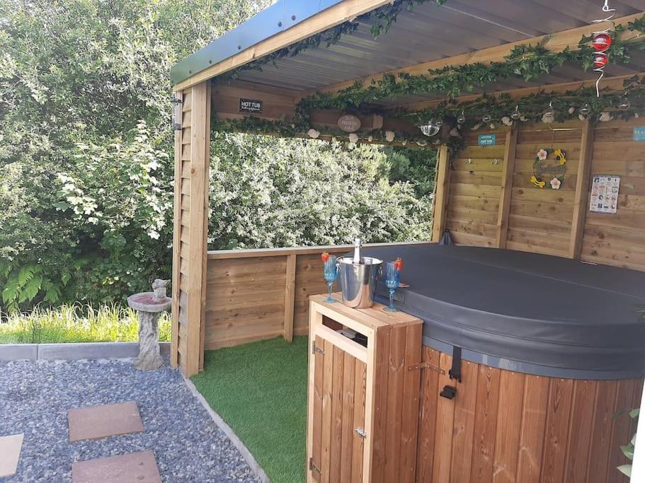 Anglesey New Modern Shepherds Hut With Spa Hot Tub Gwalchmai Eksteriør billede