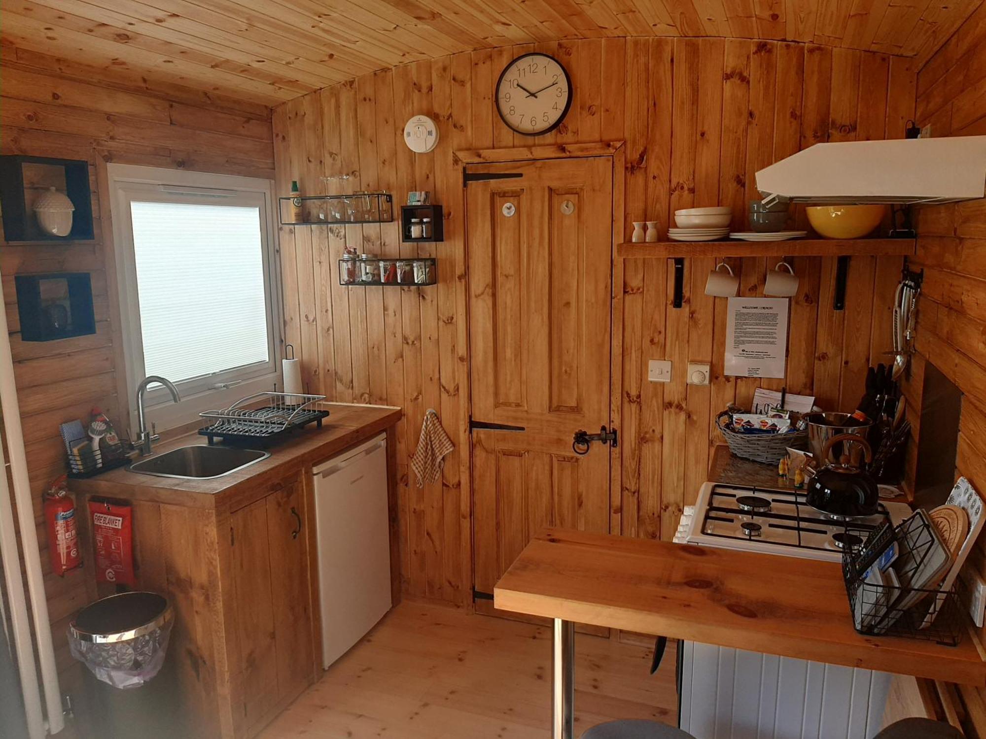 Anglesey New Modern Shepherds Hut With Spa Hot Tub Gwalchmai Eksteriør billede