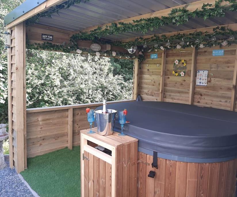 Anglesey New Modern Shepherds Hut With Spa Hot Tub Gwalchmai Eksteriør billede