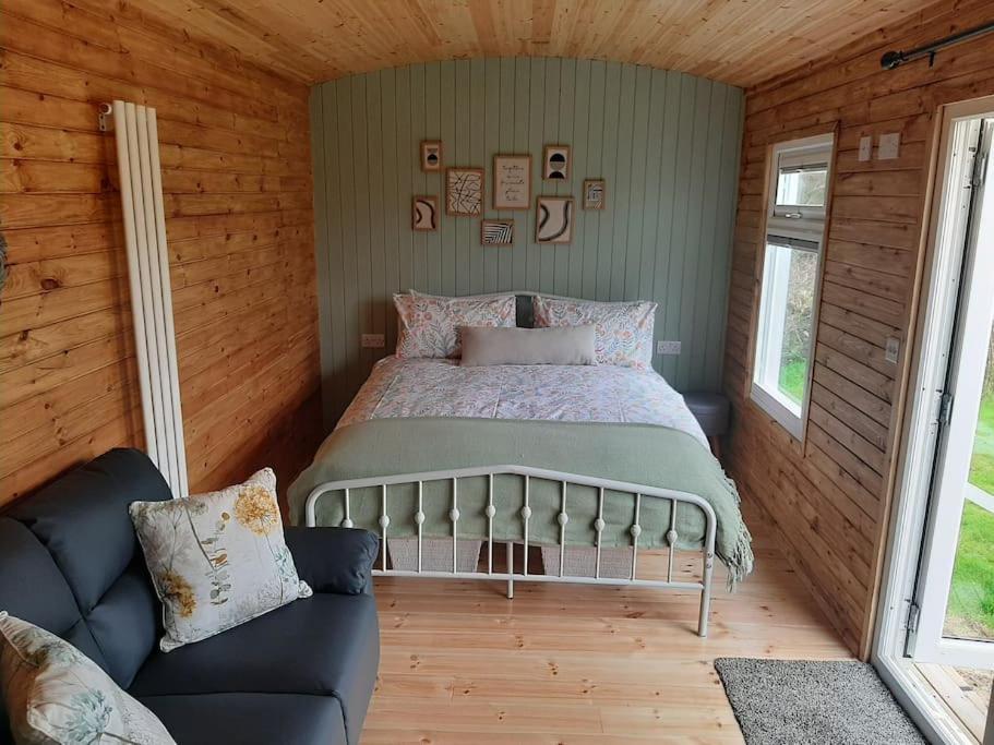Anglesey New Modern Shepherds Hut With Spa Hot Tub Gwalchmai Eksteriør billede