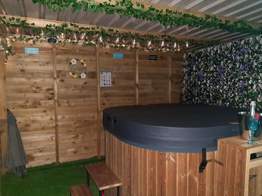 Anglesey New Modern Shepherds Hut With Spa Hot Tub Gwalchmai Eksteriør billede
