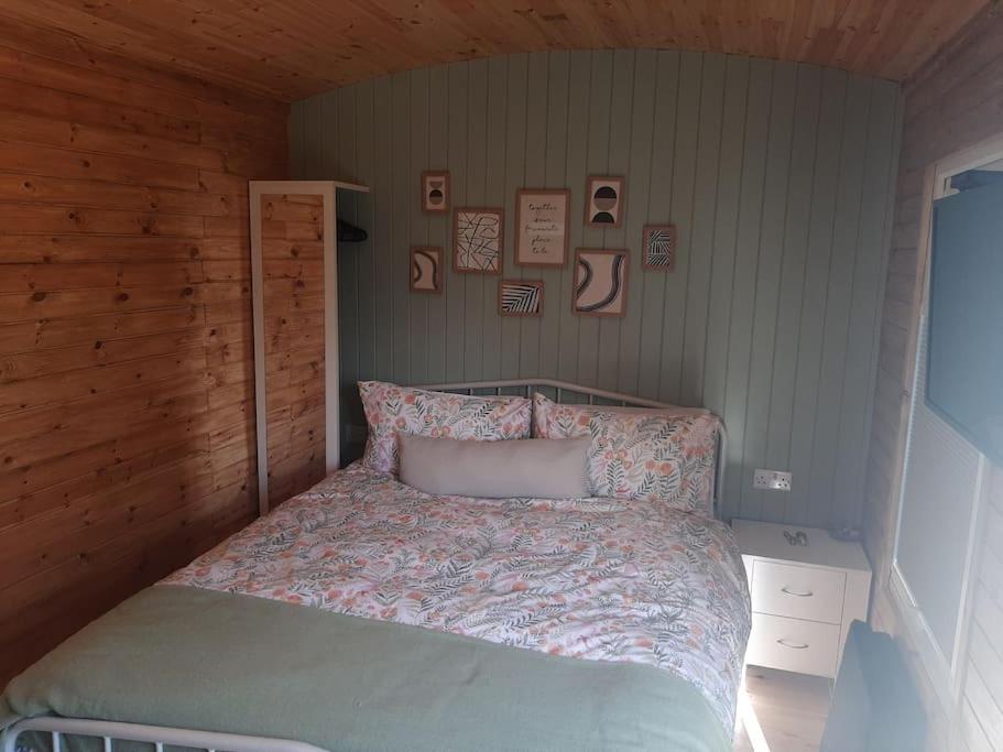 Anglesey New Modern Shepherds Hut With Spa Hot Tub Gwalchmai Eksteriør billede