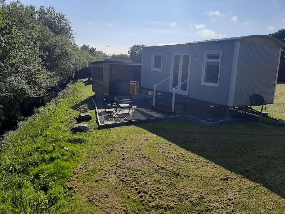 Anglesey New Modern Shepherds Hut With Spa Hot Tub Gwalchmai Eksteriør billede