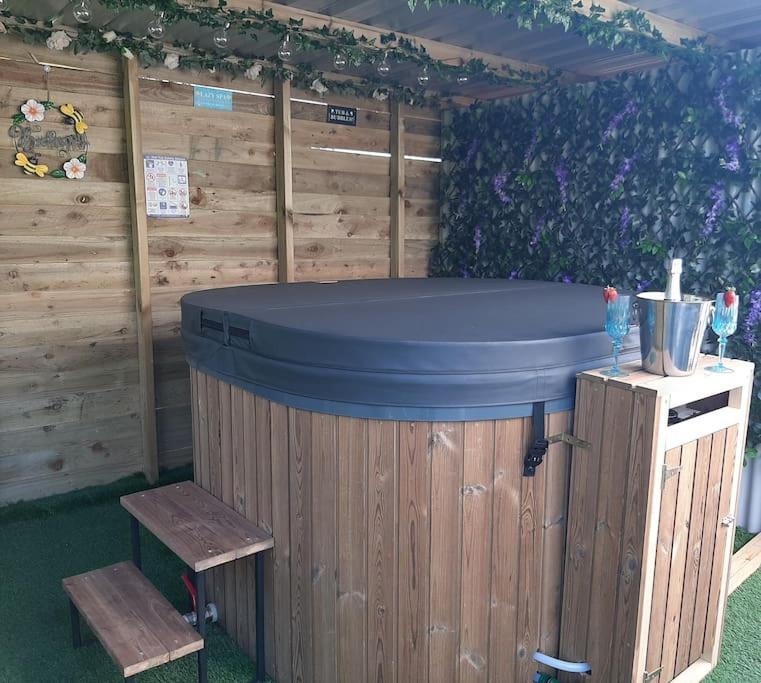 Anglesey New Modern Shepherds Hut With Spa Hot Tub Gwalchmai Eksteriør billede