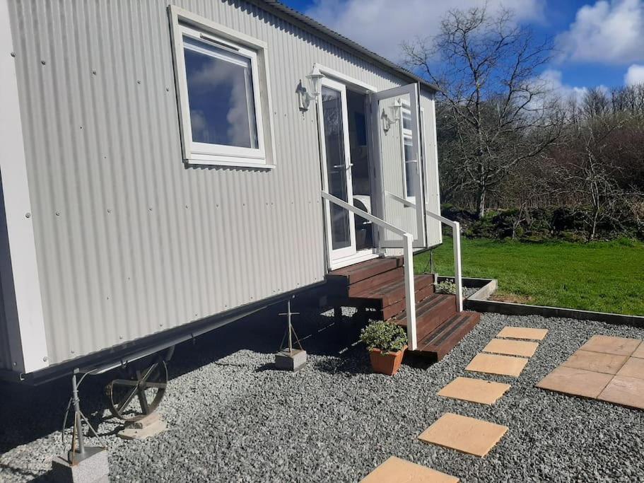 Anglesey New Modern Shepherds Hut With Spa Hot Tub Gwalchmai Eksteriør billede
