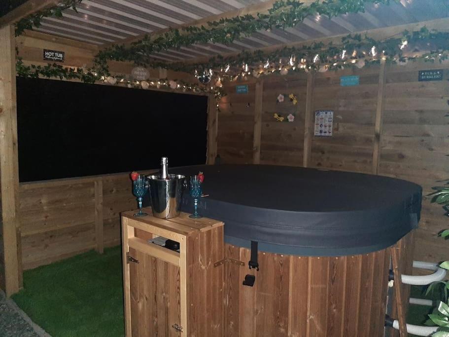 Anglesey New Modern Shepherds Hut With Spa Hot Tub Gwalchmai Eksteriør billede