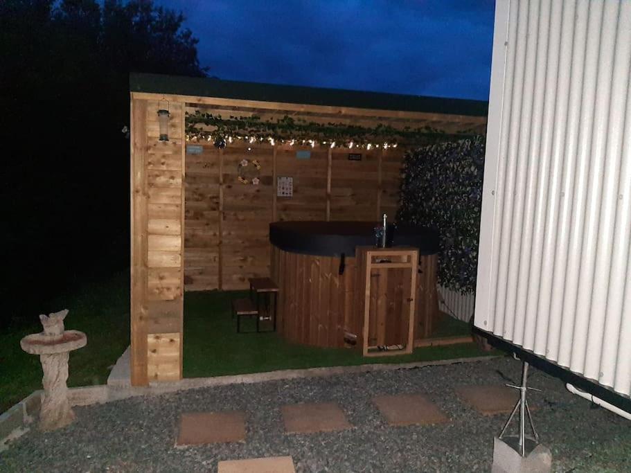 Anglesey New Modern Shepherds Hut With Spa Hot Tub Gwalchmai Eksteriør billede